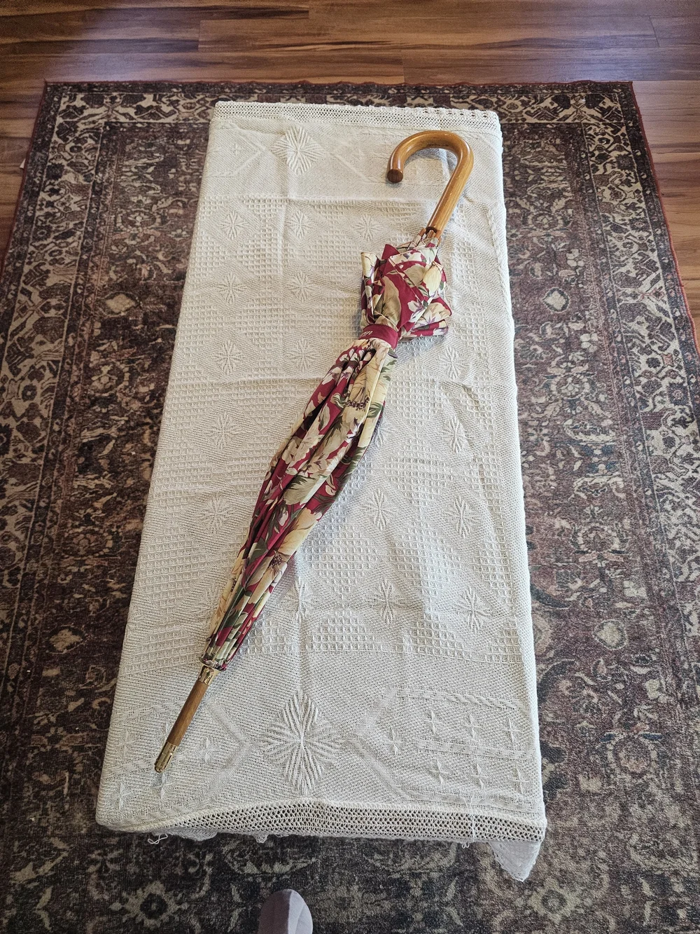 Ralph Lauren Floral-Print Umbrella in Pink and Cream with Wooden Handle - Picture 3 of 9